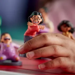 Turning Red Deluxe Figurine Playset 9 Turning Red Deluxe Figurine Playset -Disney Sales 460062469656 2